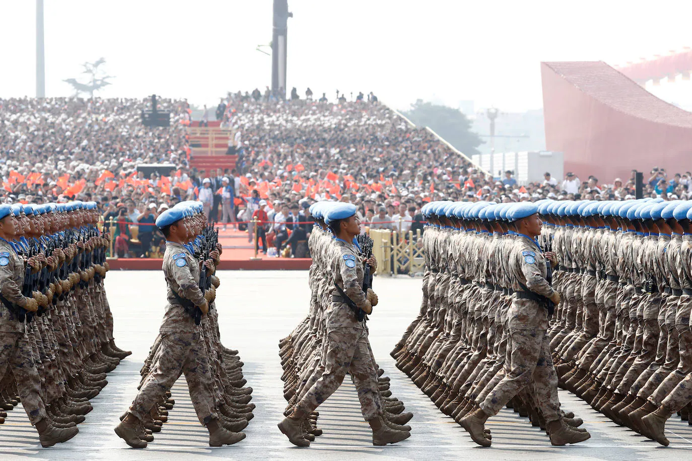 Hasta 15.000 soldados desfilaron frente a las autoridades por el centro de la emblemática plaza de Tiananmen para celebrar el 70 aniversario de la República Popular China