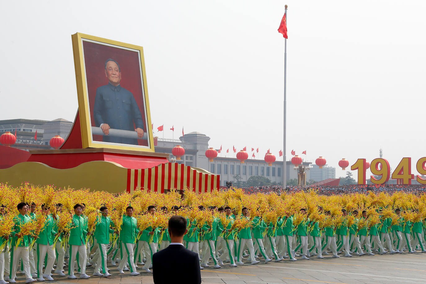 Hasta 15.000 soldados desfilaron frente a las autoridades por el centro de la emblemática plaza de Tiananmen para celebrar el 70 aniversario de la República Popular China