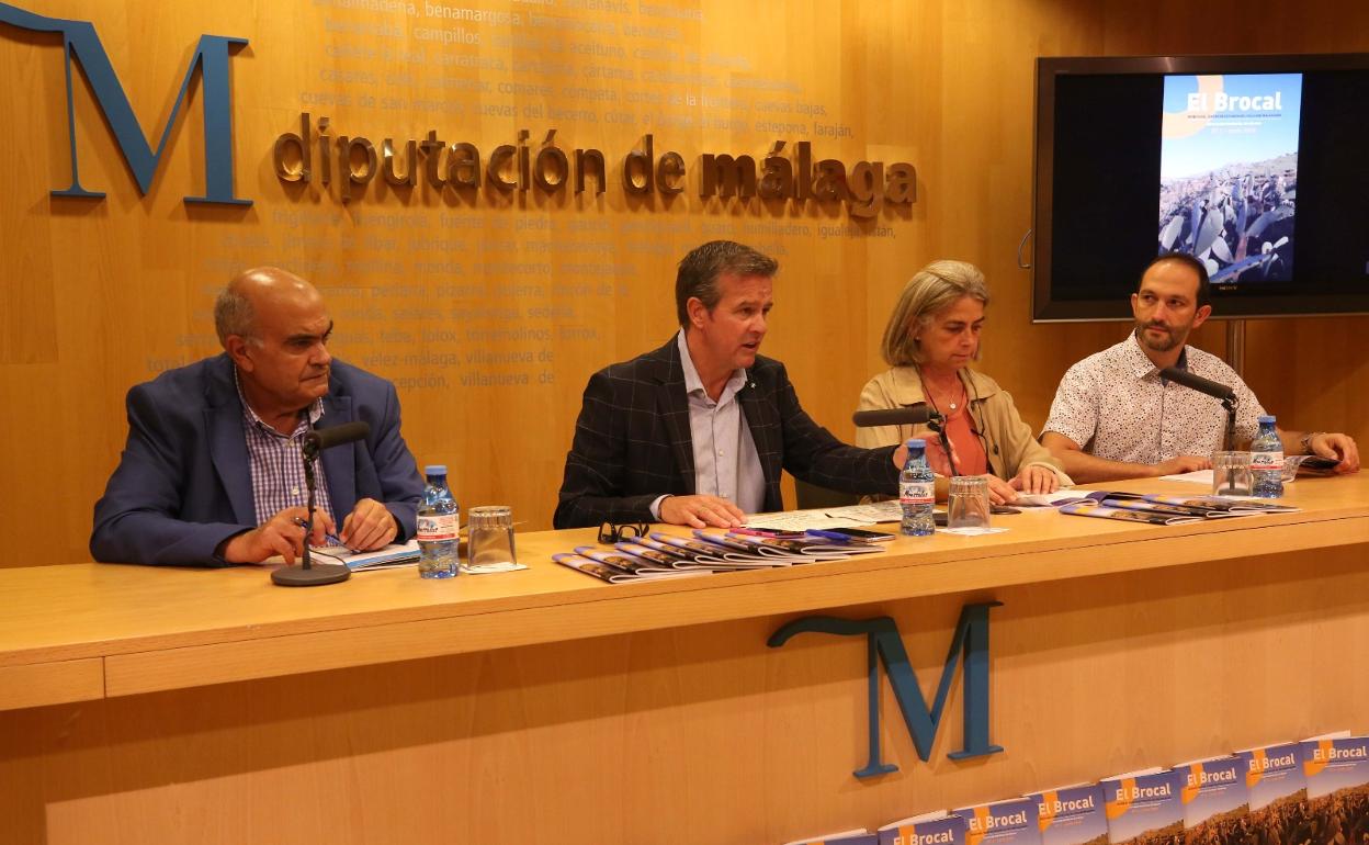 Acto de presentación de la revista, este miércoles en la Diputación. 