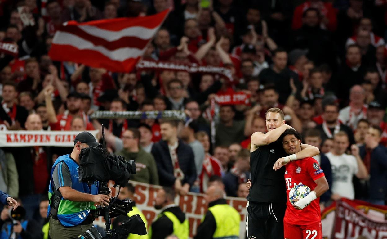 Neuer abraza a Gnabry, con el balón en la mano