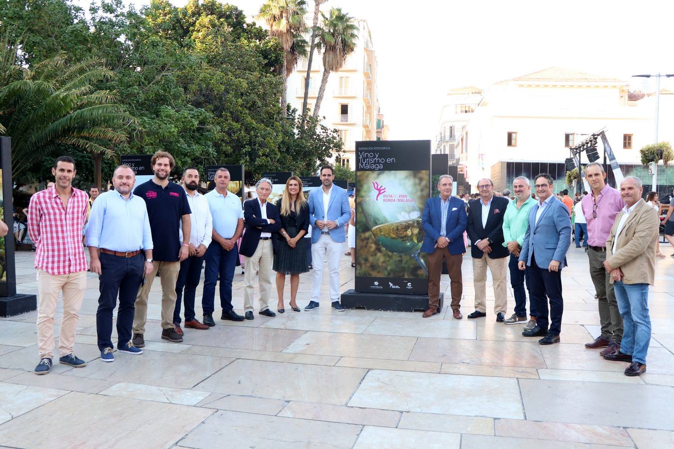 El centro acoge la VI Fiesta de la Vendimia en la calle Alcazabilla y El Pimpi presenta su nueva temporada de Lunares. Autoridades, en la inauguración de la exposición.