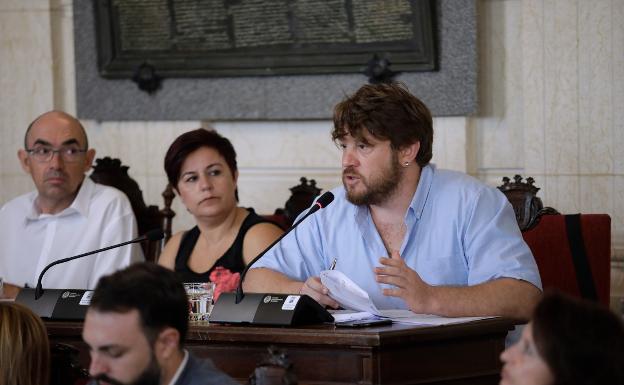 Sguiglia, con sus compañeros, en el pasado pleno.
