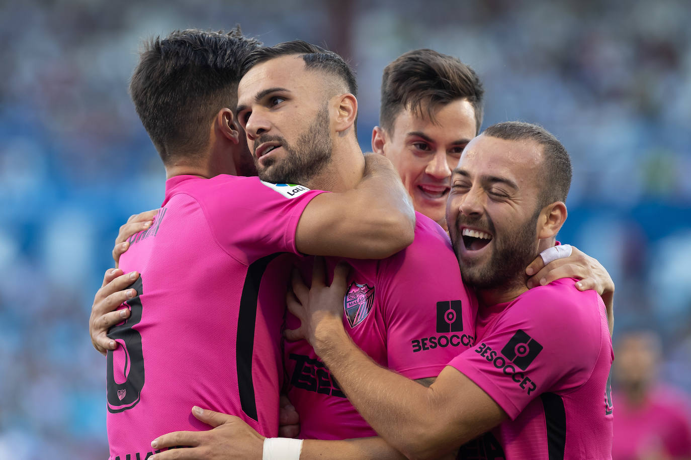 El Málaga acaricia el triunfo, pero al final empata y entra en el descenso