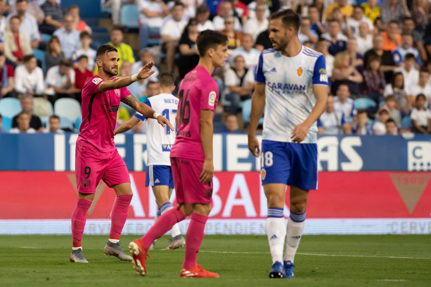 El Málaga acaricia el triunfo, pero al final empata y entra en el descenso