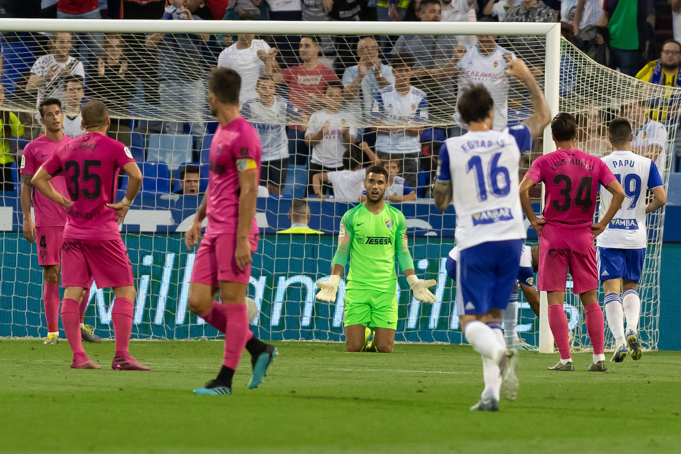 El Málaga acaricia el triunfo, pero al final empata y entra en el descenso