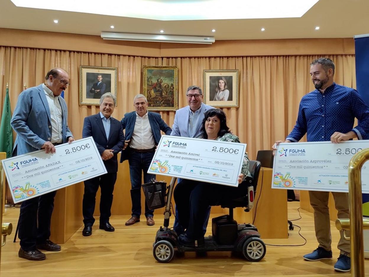 Autoridades, en la entrega de los cheques a los colectivos. :: e. c.
