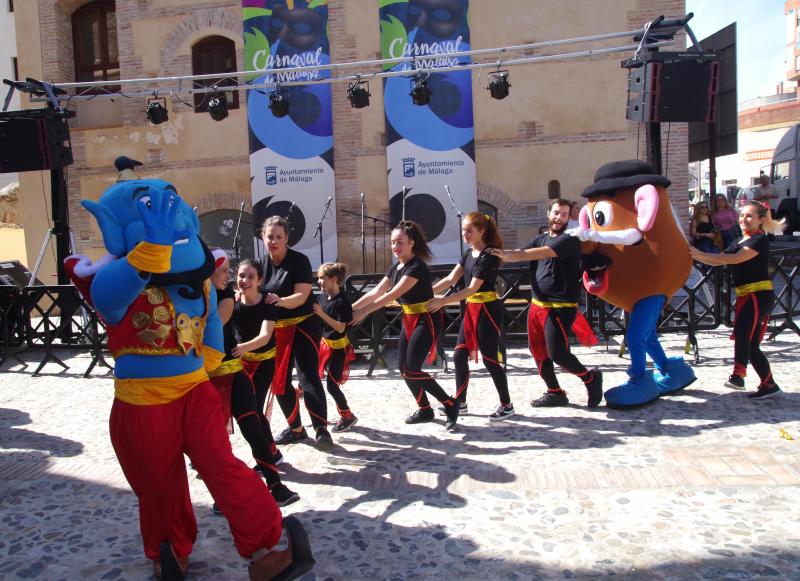 La plaza de La Libertad se convierte en la antesala de la gala de presentación yla previa de la próxima edición, XL aniversario de la cita carnavalesca