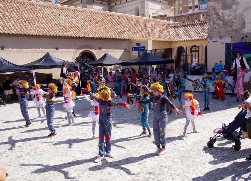 La plaza de La Libertad se convierte en la antesala de la gala de presentación yla previa de la próxima edición, XL aniversario de la cita carnavalesca