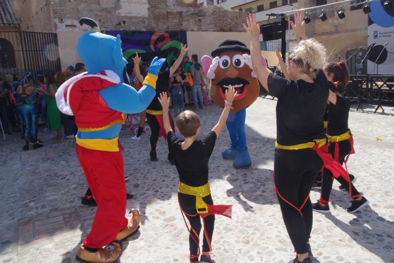 La plaza de La Libertad se convierte en la antesala de la gala de presentación yla previa de la próxima edición, XL aniversario de la cita carnavalesca