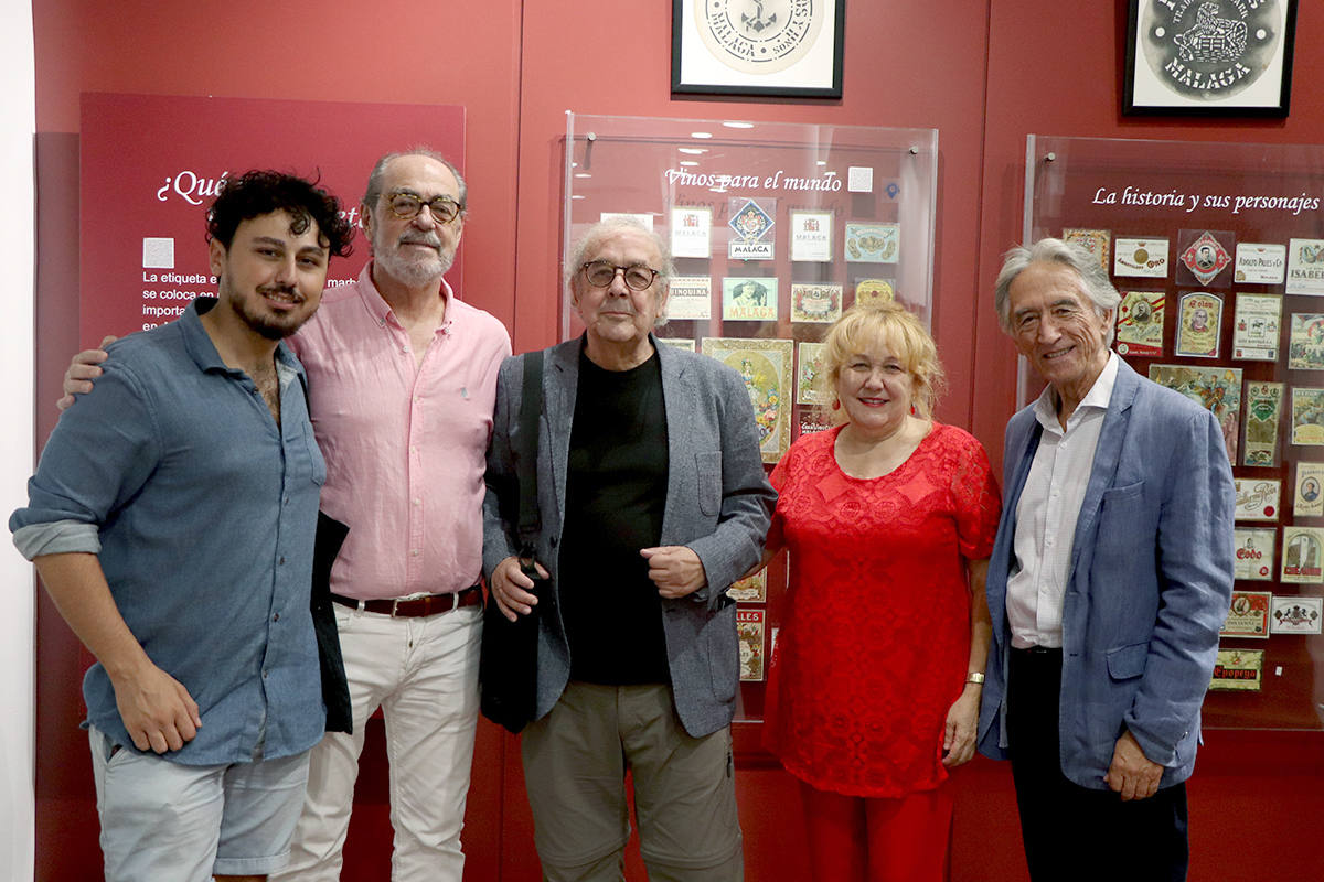 Todos los escritores del ciclo 'Poesía es vino' posan en una foto de familia durante el acto en el Museo del Vino esta semana.