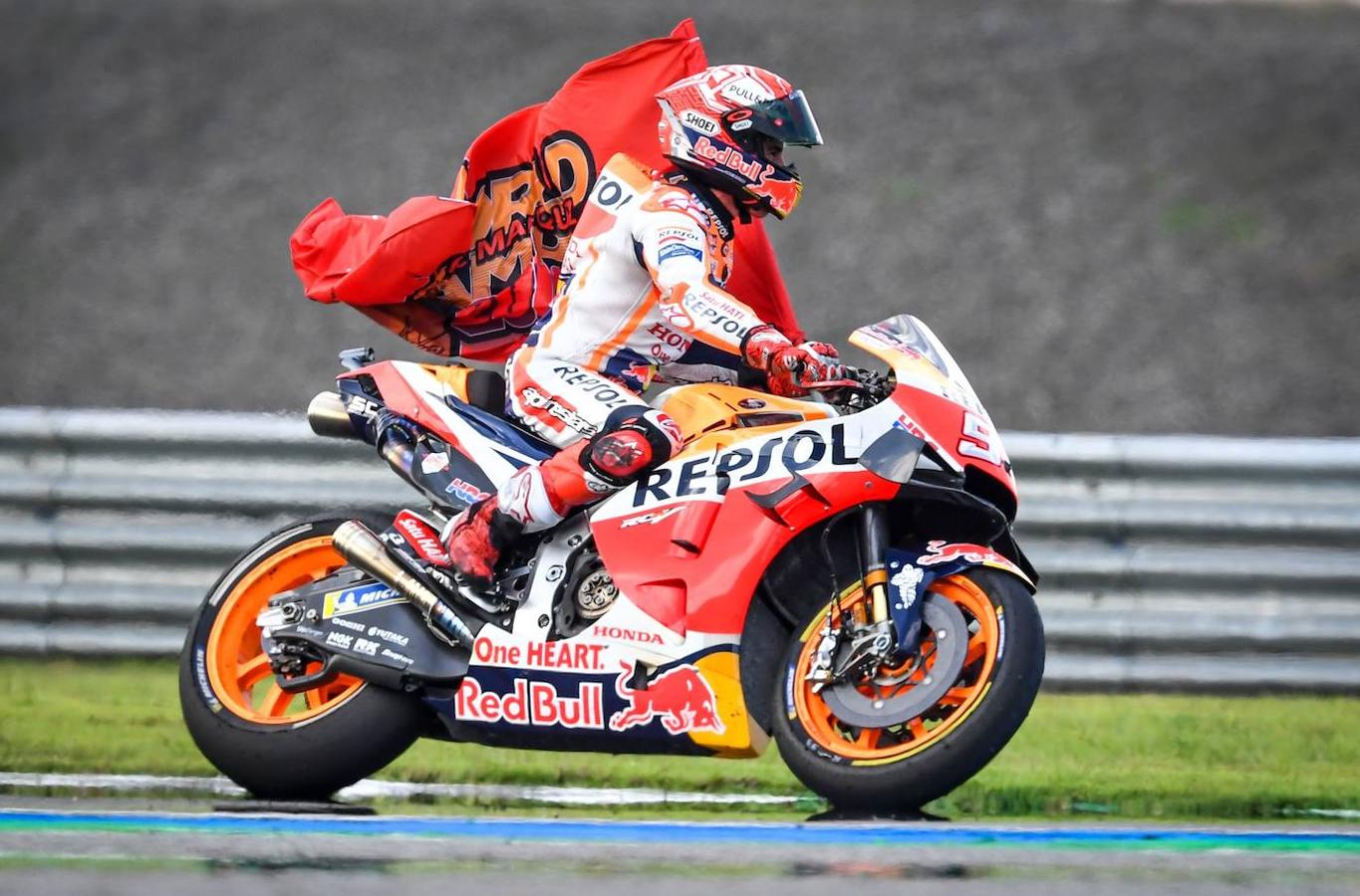 Márquez celebra su victoria al finalizar la carrera.