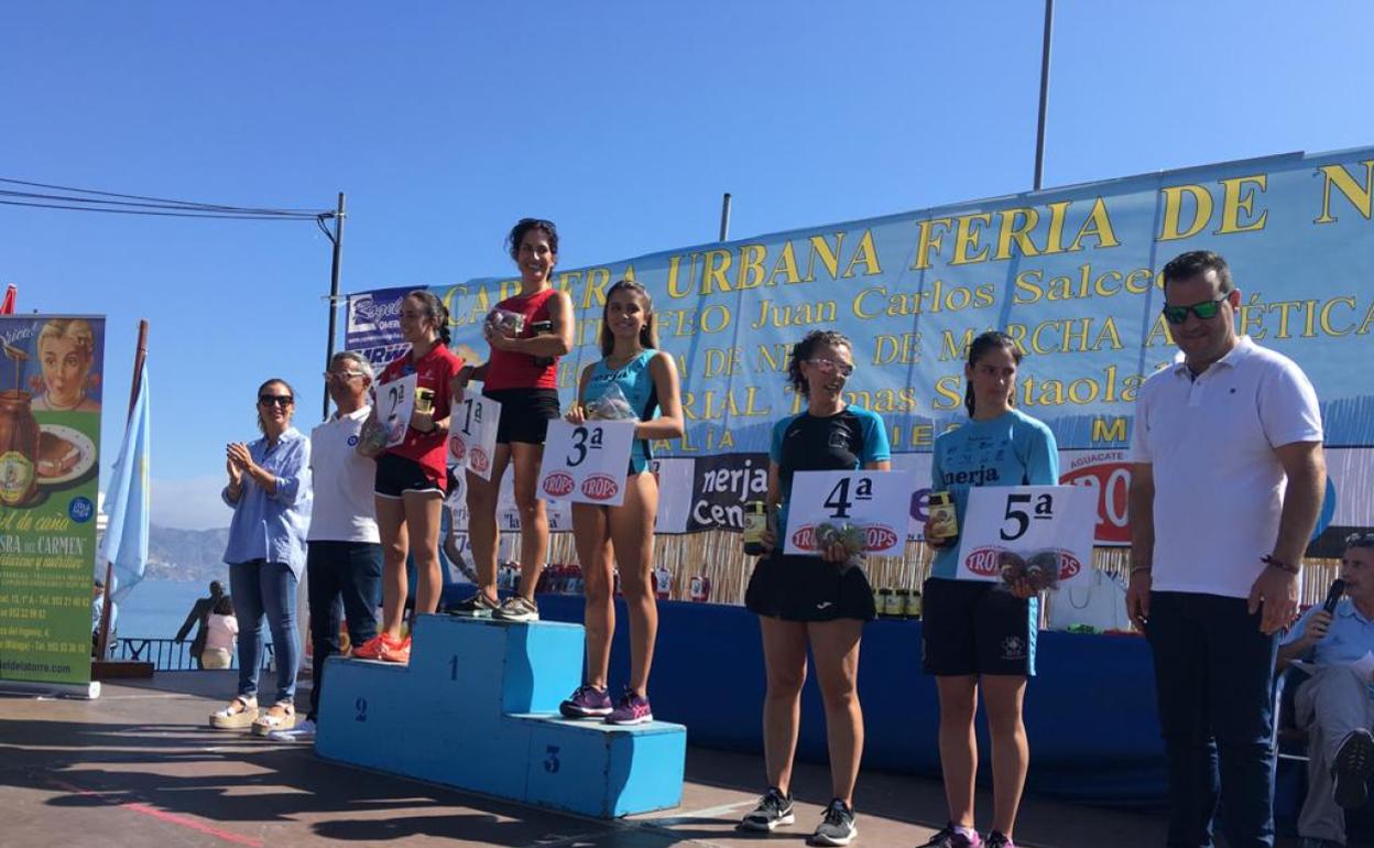 Podio femenino en la prueba de marcha, este domingo en el Balcón de Europa. 