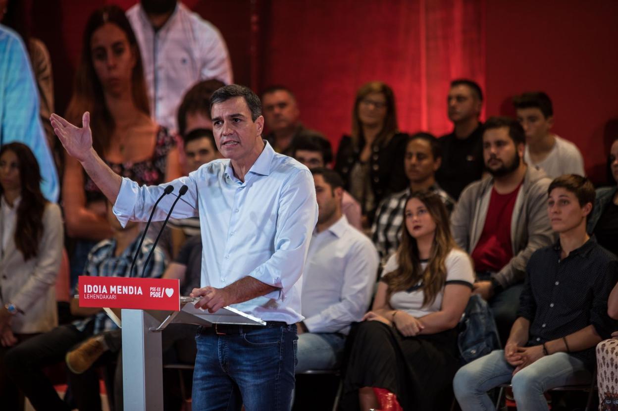 Sánchez participó ayer en un mitin de precampaña electoral de los socialistas vascos en Barakaldo. :: maika sALGUERO