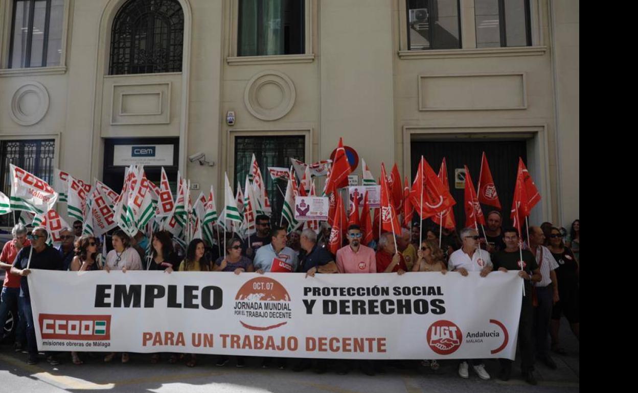 Concentración de los sindicatos ante la sede de la CEM. 