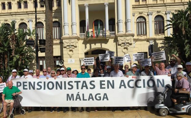 Los jubilados, a las puertas del Ayuntamiento de Málaga.