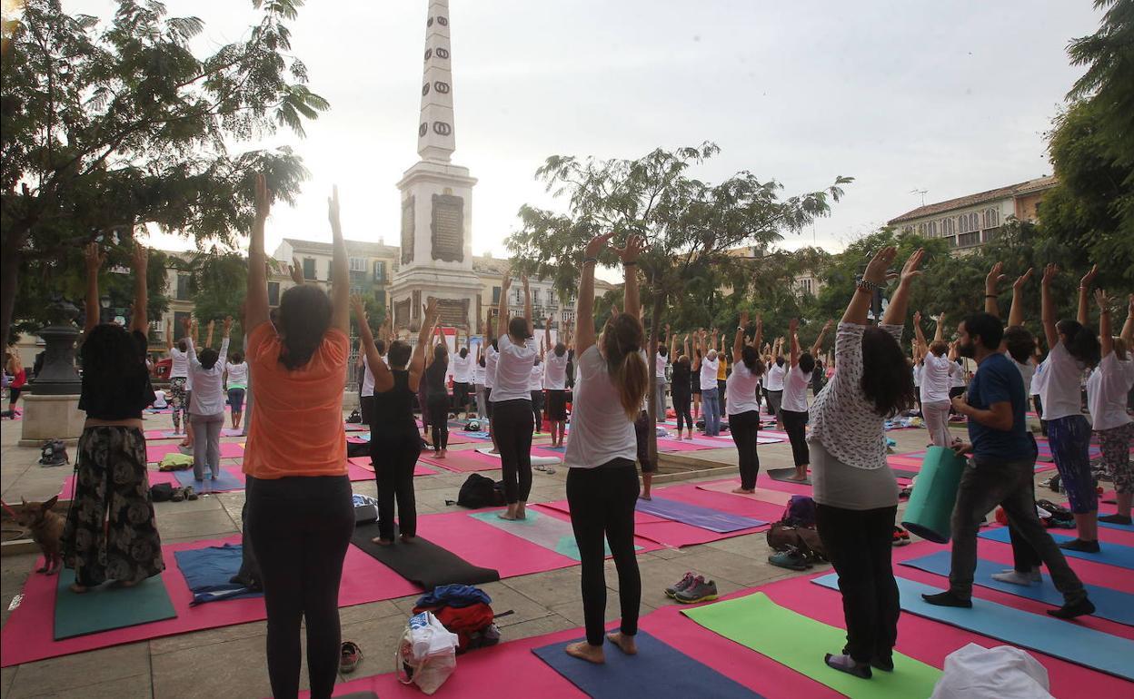 Participantes en una de las ediciones de 'Yoga en la plaza'.