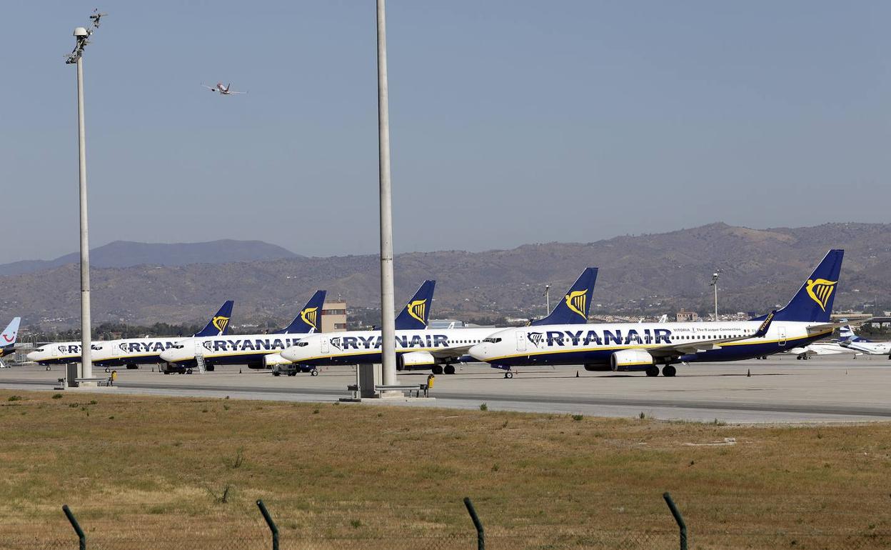 Aviones de Ryanair, en la pista de un aeropuerto. 