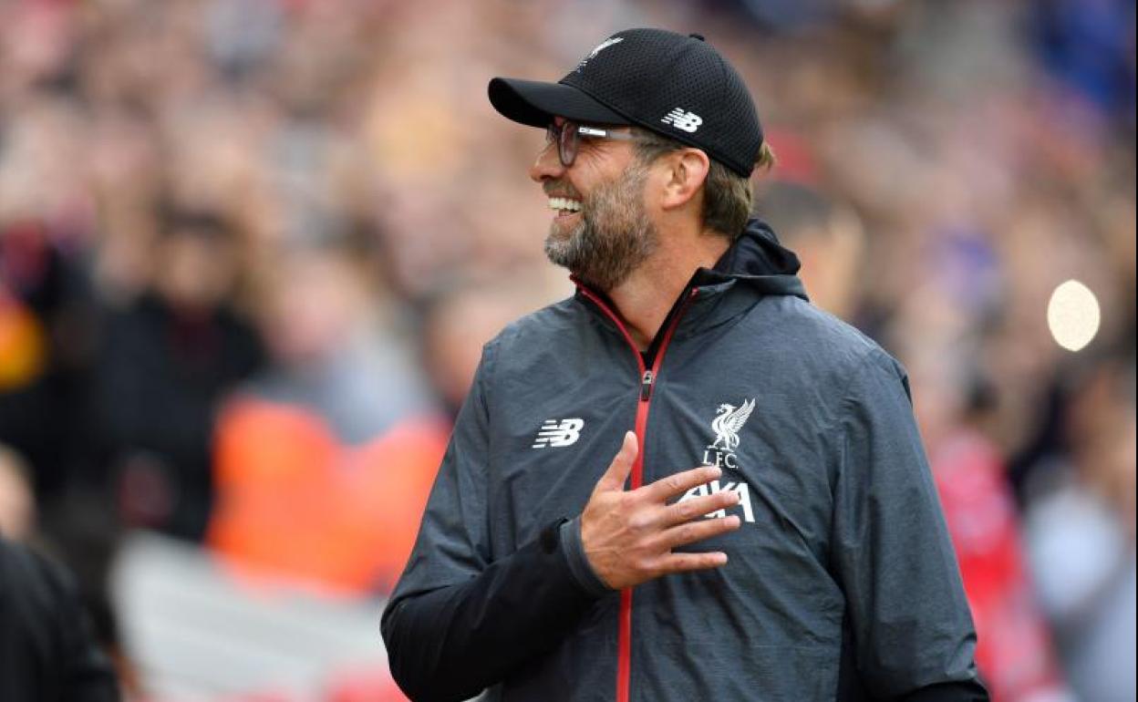 Jürgen Klopp saluda a la afición de Anfield.