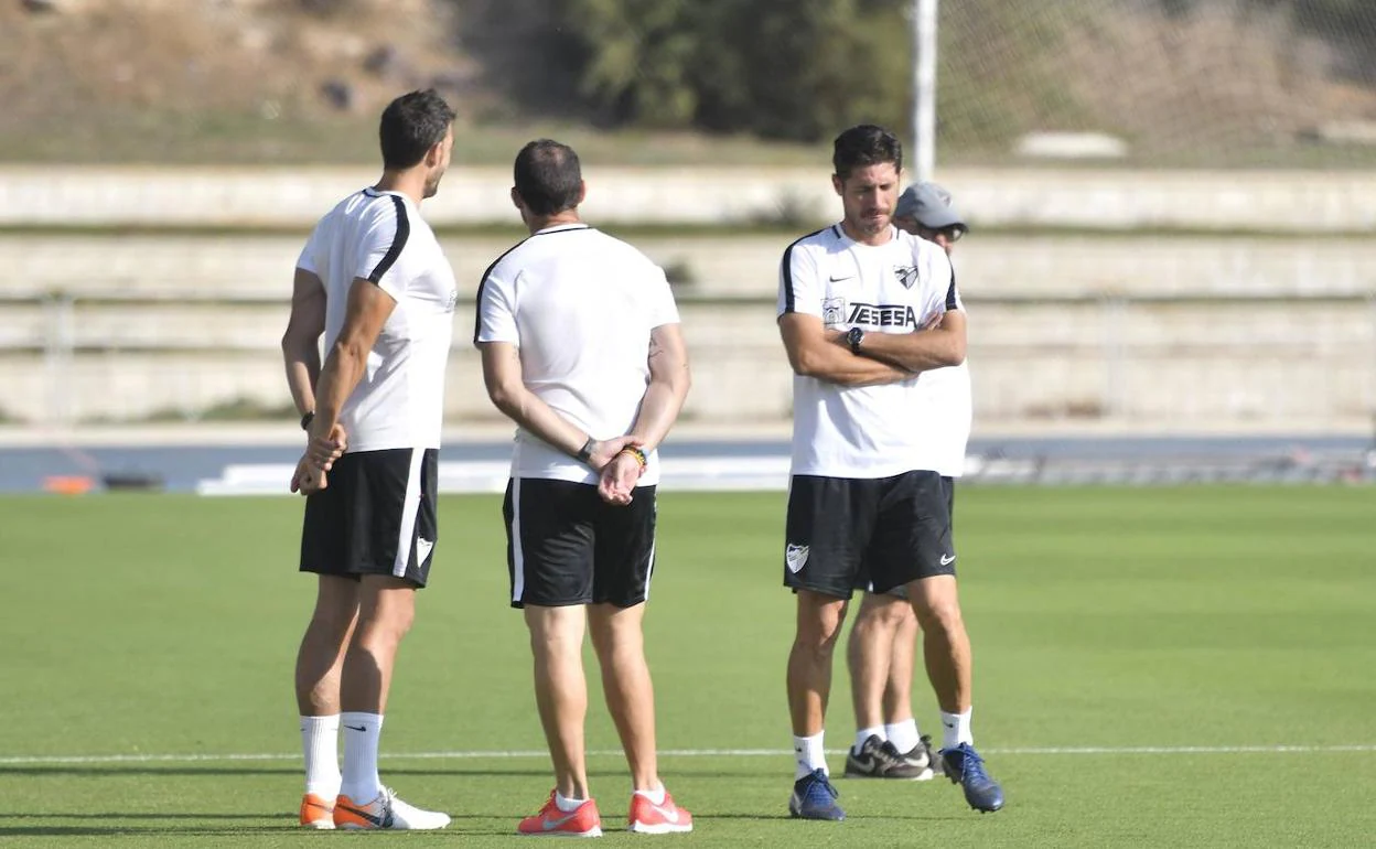 El cuerpo técnico malaguista, en el entrenamiento de ayer en el Ciudad de Málaga. 