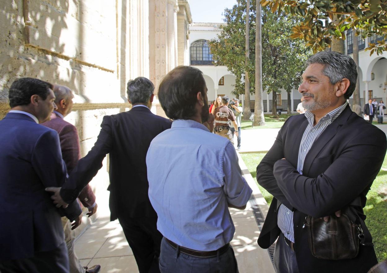 Juan José Cortés, cerca de Moreno en el Parlamento andaluz. :: sur
