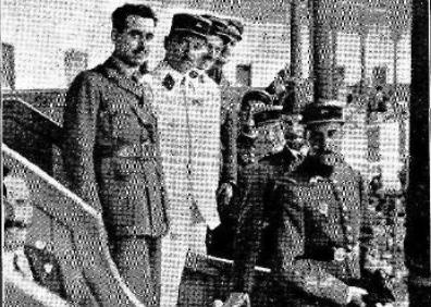 Imagen secundaria 1 - Arriba, el gobernador Enrique Cano Ortega, en la pista del aeropuerto con los pilotos franceses y norteamericanos. Abajo, los aviadores, en la corrida de La Malagueta, según la revista 'La Unión Mercantil', y el alcalde Gálvez Ginachero, despidiéndose de los militares, en las páginas de 'Vida Gráfica'. 