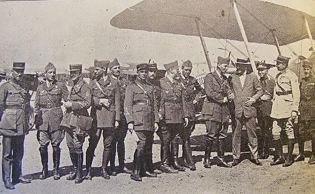 Imagen principal - Arriba, el gobernador Enrique Cano Ortega, en la pista del aeropuerto con los pilotos franceses y norteamericanos. Abajo, los aviadores, en la corrida de La Malagueta, según la revista 'La Unión Mercantil', y el alcalde Gálvez Ginachero, despidiéndose de los militares, en las páginas de 'Vida Gráfica'. 