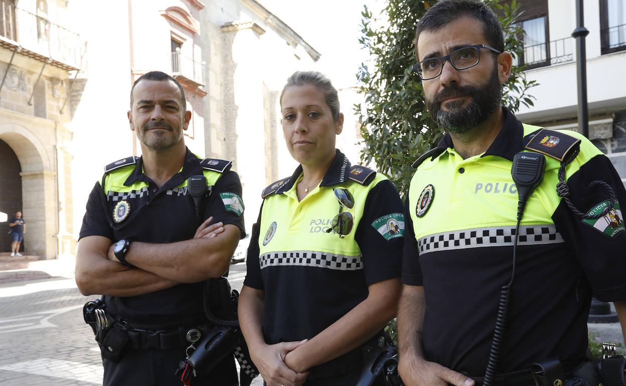 Tres policías locales salvan la vida a un bebé de 11 días que se estaba atragantando en la calle en Antequera