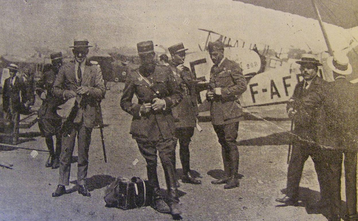 Llegada de los aviadores franceses y norteamericanos al aeropuerto de El Rompedizo en agosto de 1925, según recogió la revista 'Vida Gráfica'.