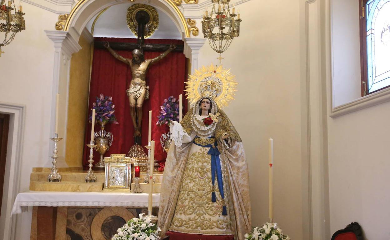 Los titulares de la Cofradía de Zamarrilla, en la ermita de la calle Mármoles. 