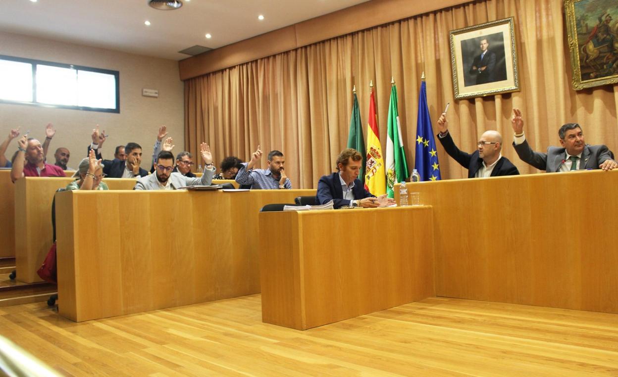 PSOE y GIPMTM votan a favor del presupuesto municipal de 2019. :: sur