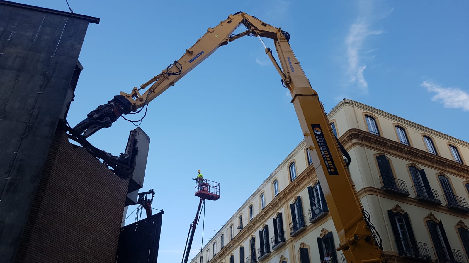 En su derribo se han afanado durante los últimos días los operarios de la empresa Construcciones y Desmontes Ribera Navarra