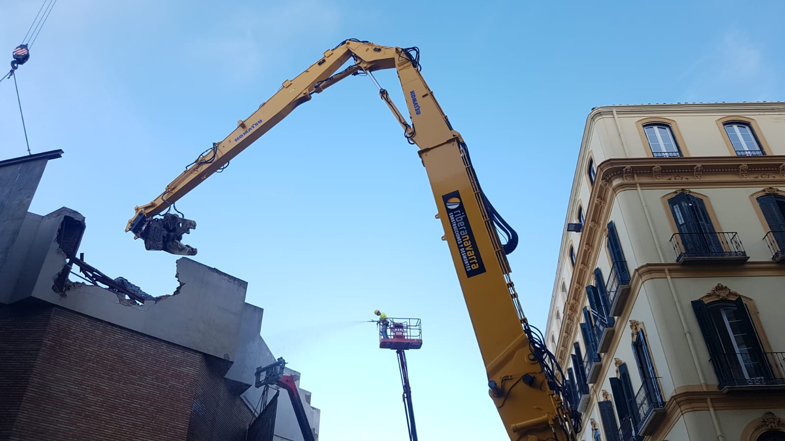 En su derribo se han afanado durante los últimos días los operarios de la empresa Construcciones y Desmontes Ribera Navarra