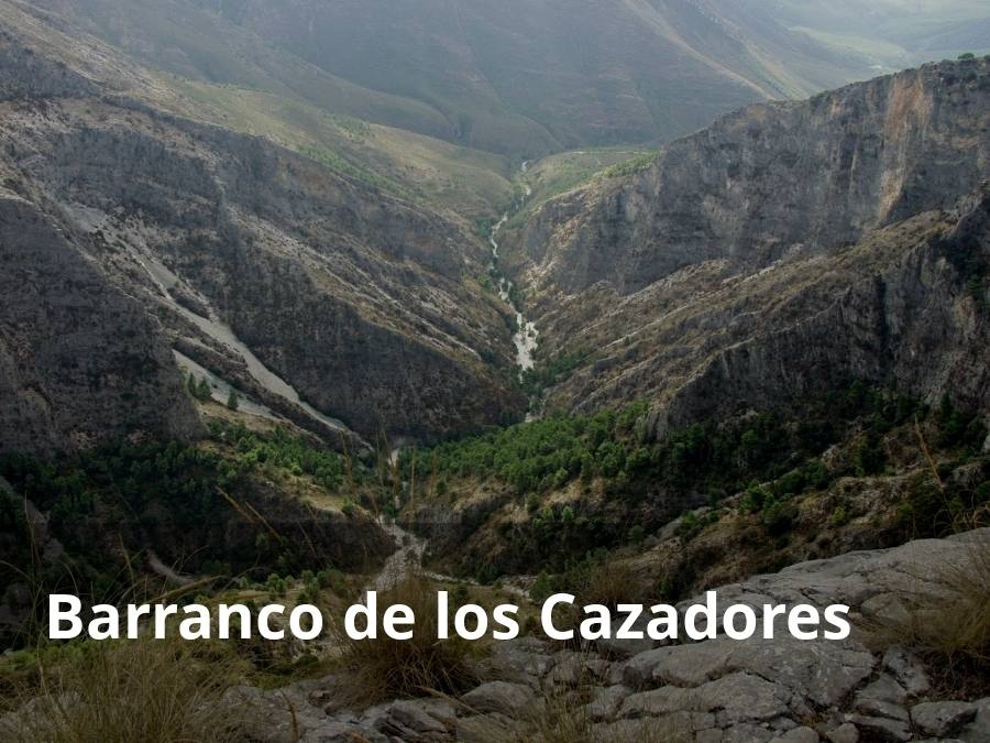 El Barranco de los Cazadores. La escarpada sierra de Almijara ofrece rincones tan espectaculares como el que se conoce como el Barranco de los Cazadores. A pesar de que hace más de una década un temporal provocó derrumbamientos en la zona, este angosto valle sigue siendo igualmente extraordinario. Para llegar hasta allí hay que hacerlo desde el área recreativa del Pinarillo, al que se accede a su vez desde un carril próximo a la Cueva de Nerja. El ascenso puede ser especialmente duro por su casi verticalidad en algunos puntos. Por ello, los aficionados al senderismo y al montañismo tendrán un reto si hacen la ruta del Almendrón, ya que tendrán que bajarlo, eso sí, ayudándose en muchos tramos de las manos.