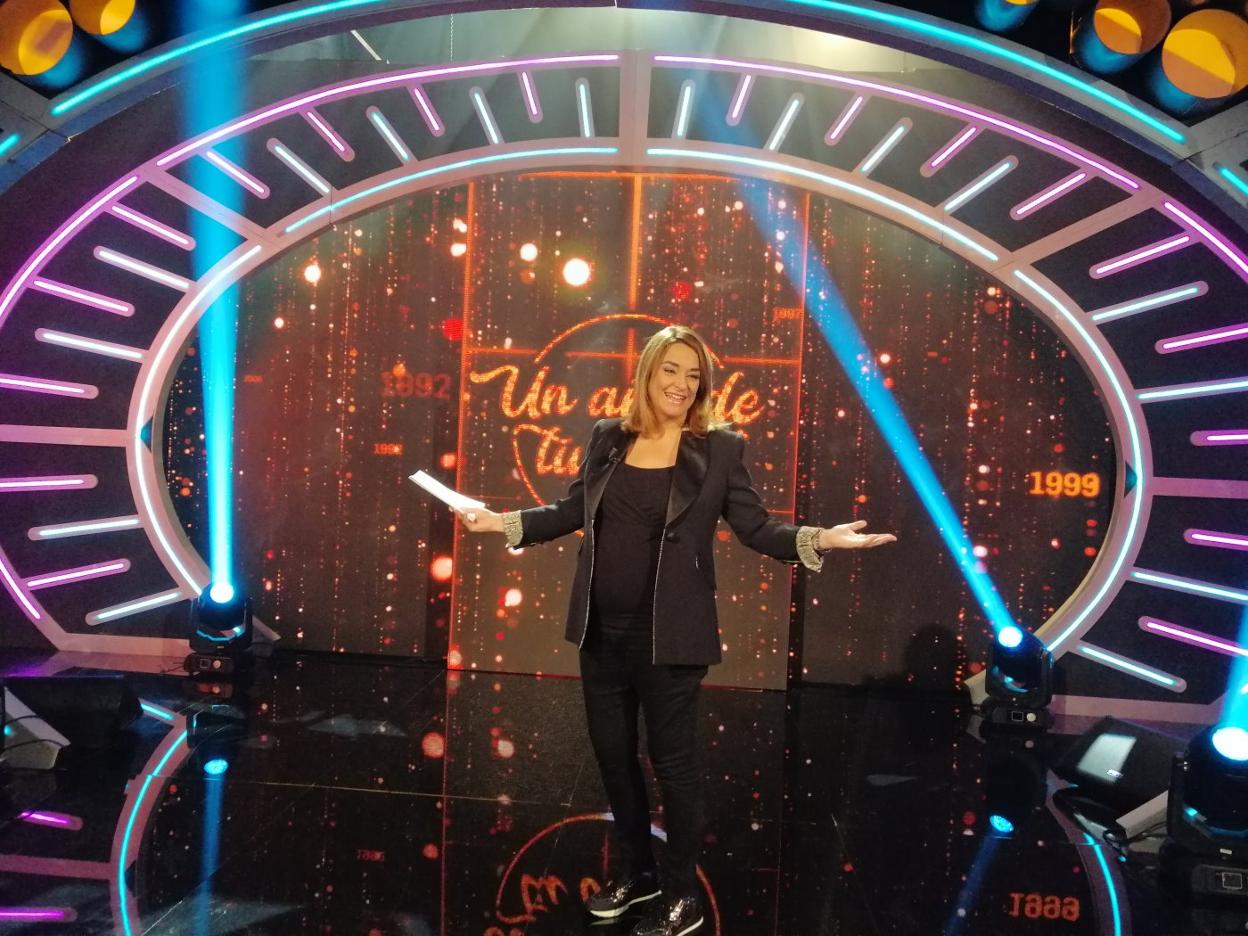 Toñi Moreno luce feliz su embarazo en el plató del programa que conduce con éxito los lunes en Canal Sur, 'Un año de tu vida'. 