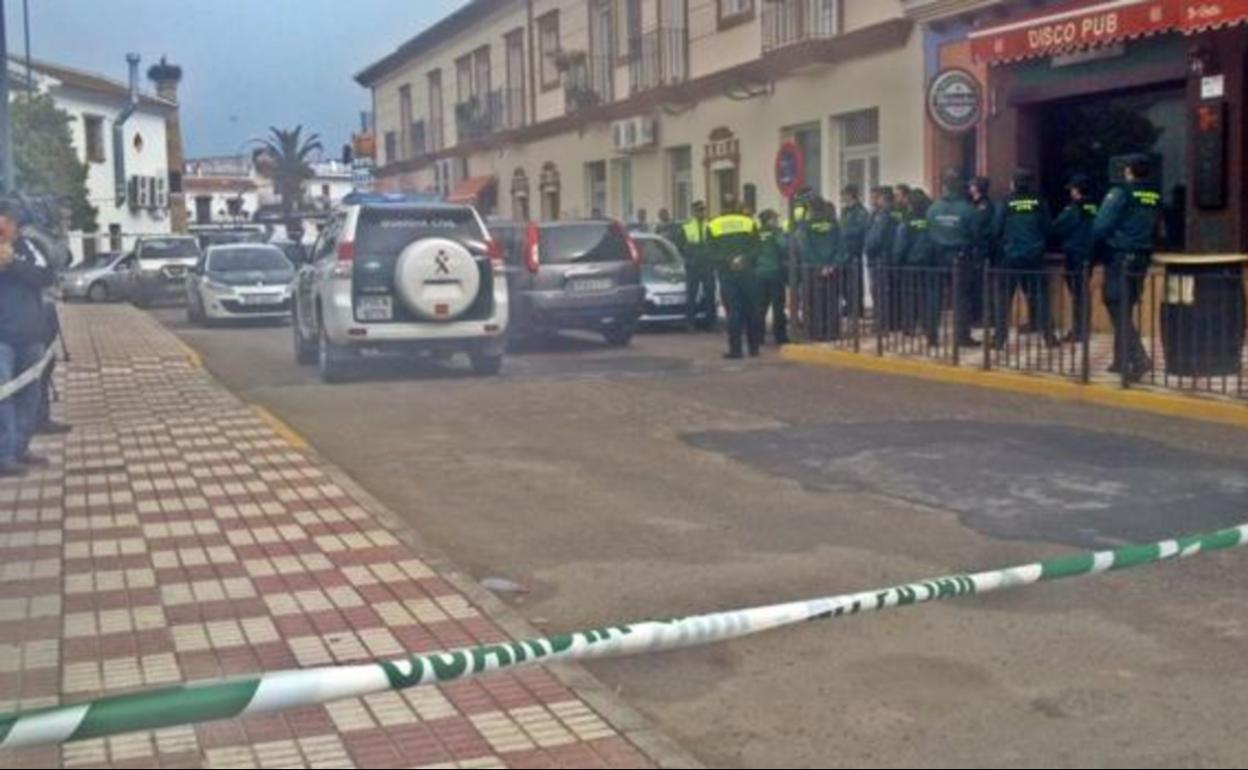 La casa de las víctimas de Almonte acordonada el día en el que se encontraron los cuerpos. 