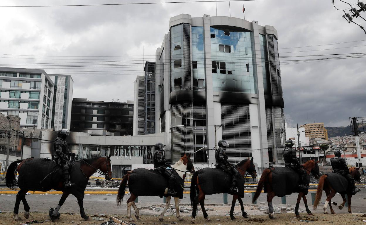 Policías a caballo patrullan por las calle de Quito el día después de las protestas más fuertes. 