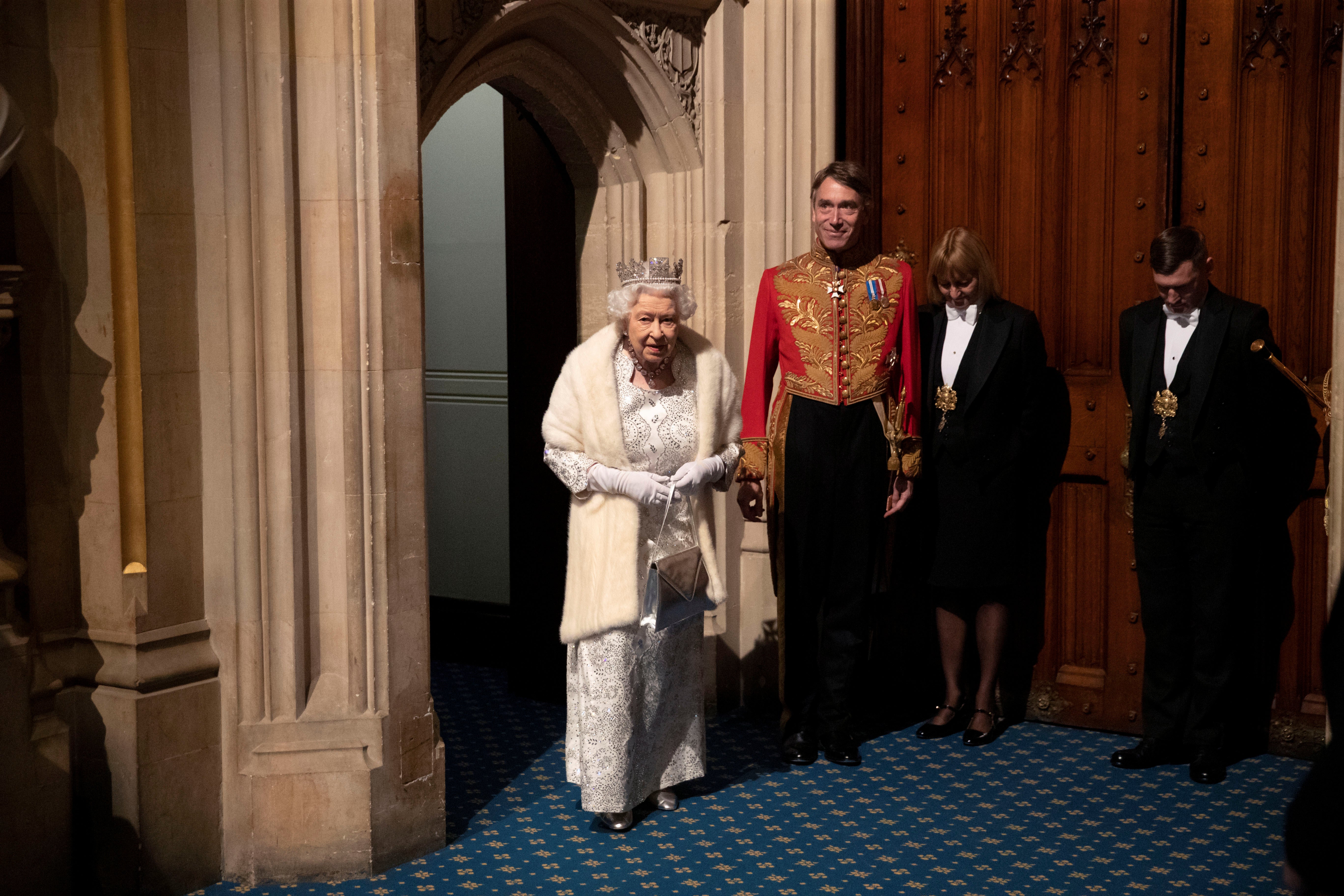 La monarca inaugura el nuevo curso de la cámara en plena incertidumbre por el Brexit