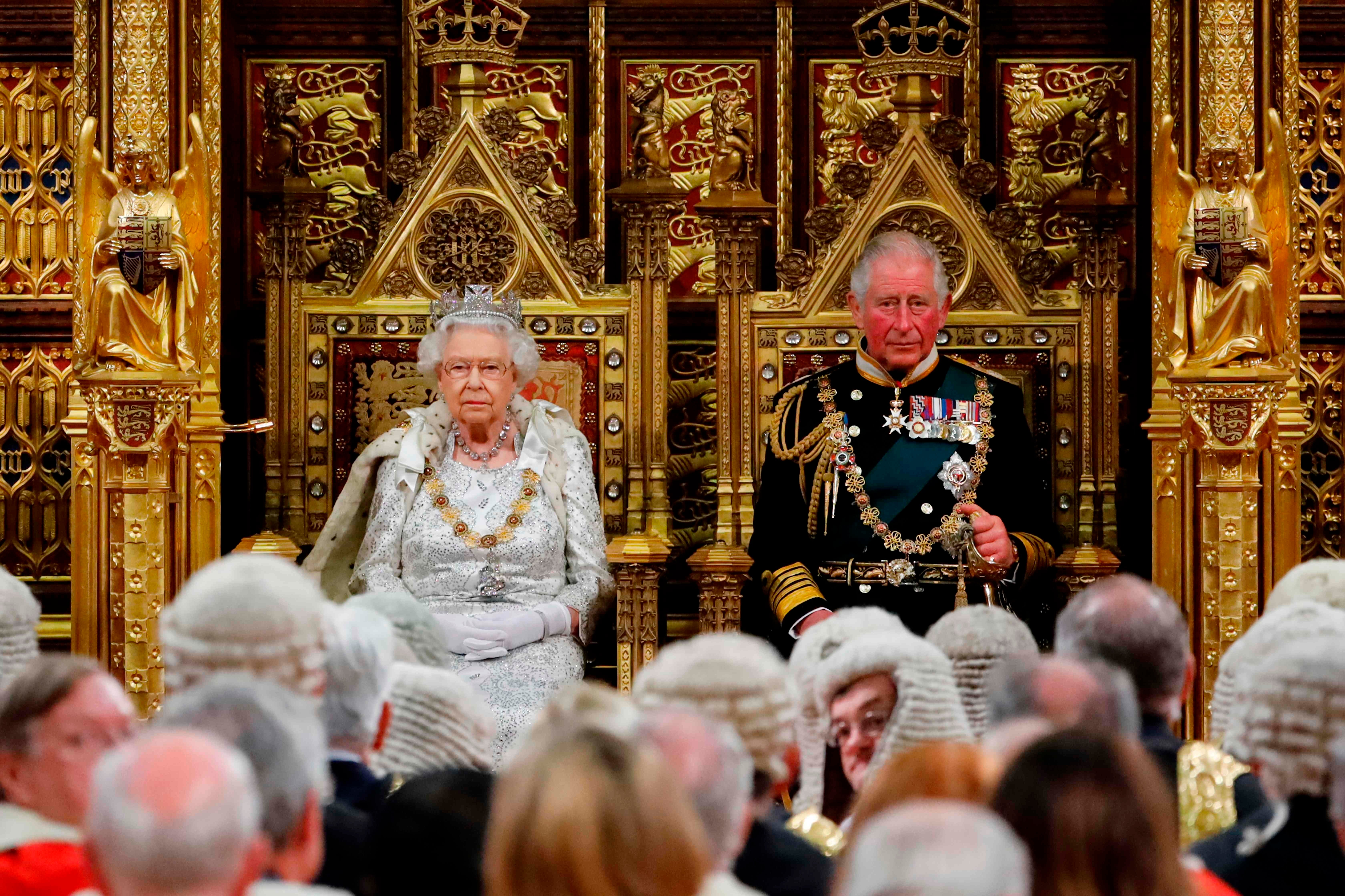 La monarca inaugura el nuevo curso de la cámara en plena incertidumbre por el Brexit