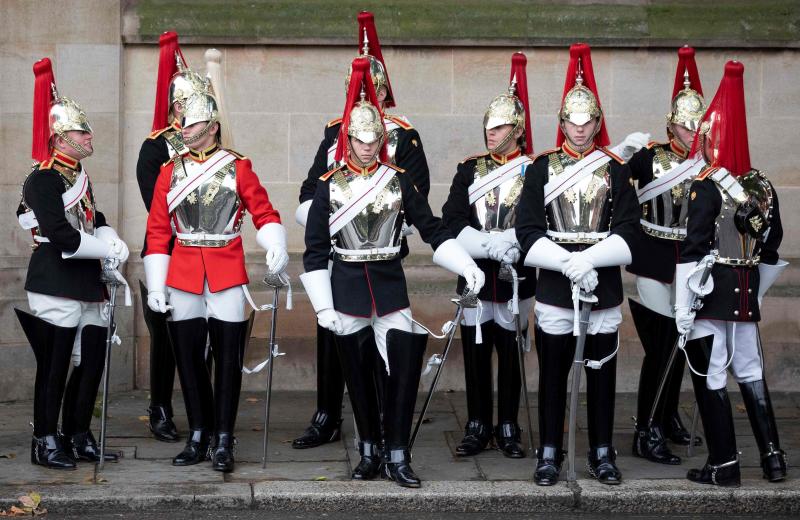 La monarca inaugura el nuevo curso de la cámara en plena incertidumbre por el Brexit