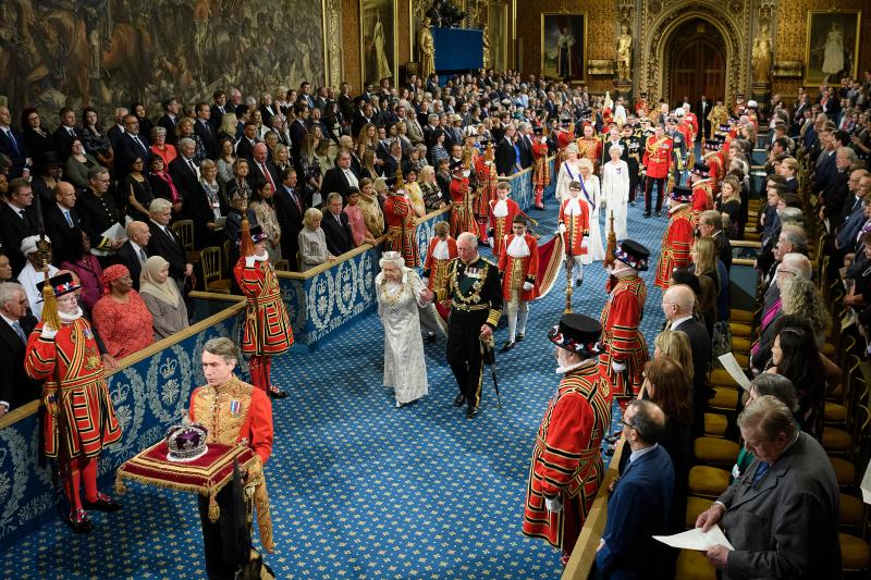 La monarca inaugura el nuevo curso de la cámara en plena incertidumbre por el Brexit