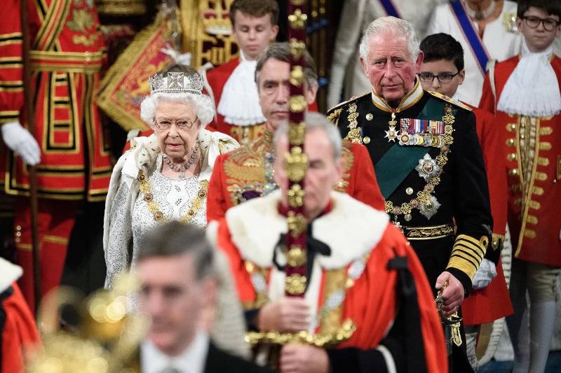 La monarca inaugura el nuevo curso de la cámara en plena incertidumbre por el Brexit