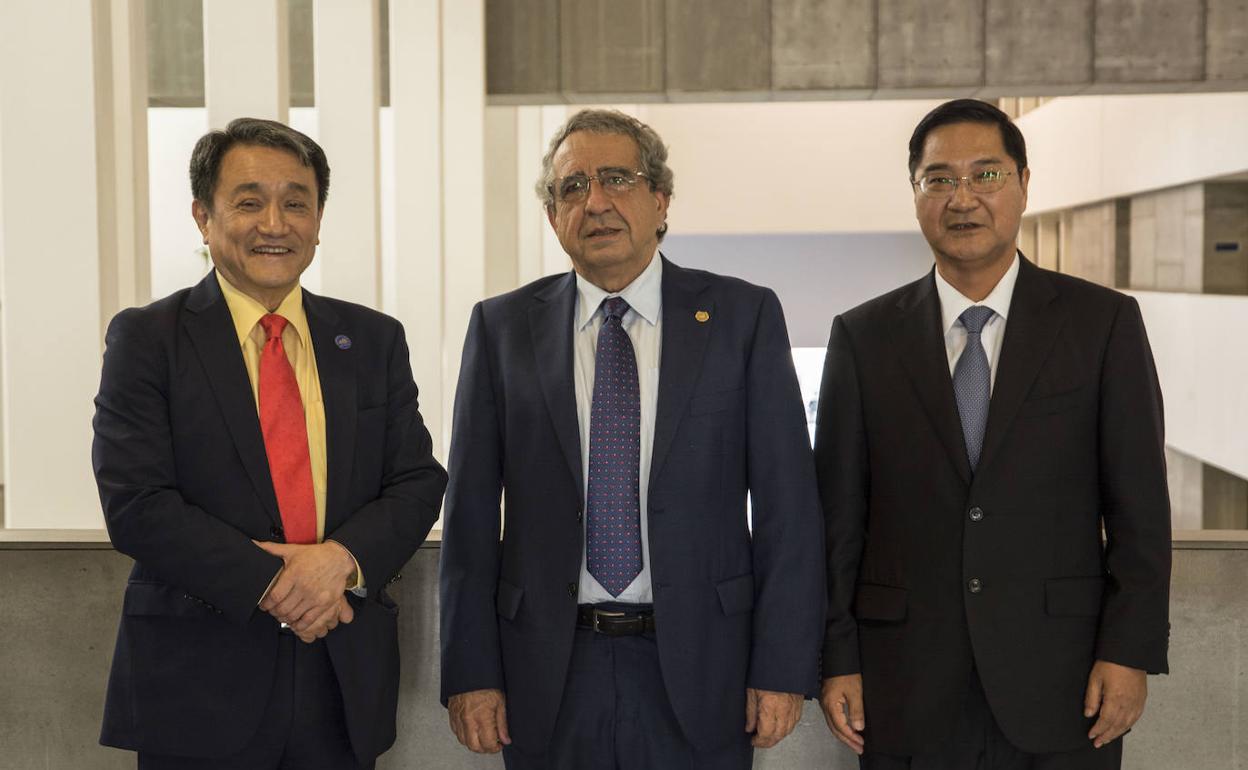 Dong Sung Cho, rector de la Universidad de Incheon; José Ángel Narváez, rector de la UMA, y Hong-jo Chun, embajador de la República de Corea del Sur en España. 