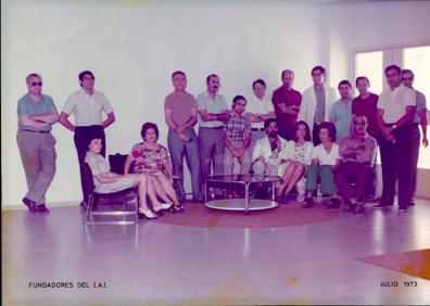 Imagen secundaria 1 - Arriba, la exhibición que hicieorn en 2006 con los modelos autónomos. Abajo, con los compañeros del Instituto de Automática Industrial, del que fue fundadora en el año 1971. A la derecha, con su orla de la promoción del 66 de la Facultad de Ciencias Físicas. CISC/Virginia Carrasco