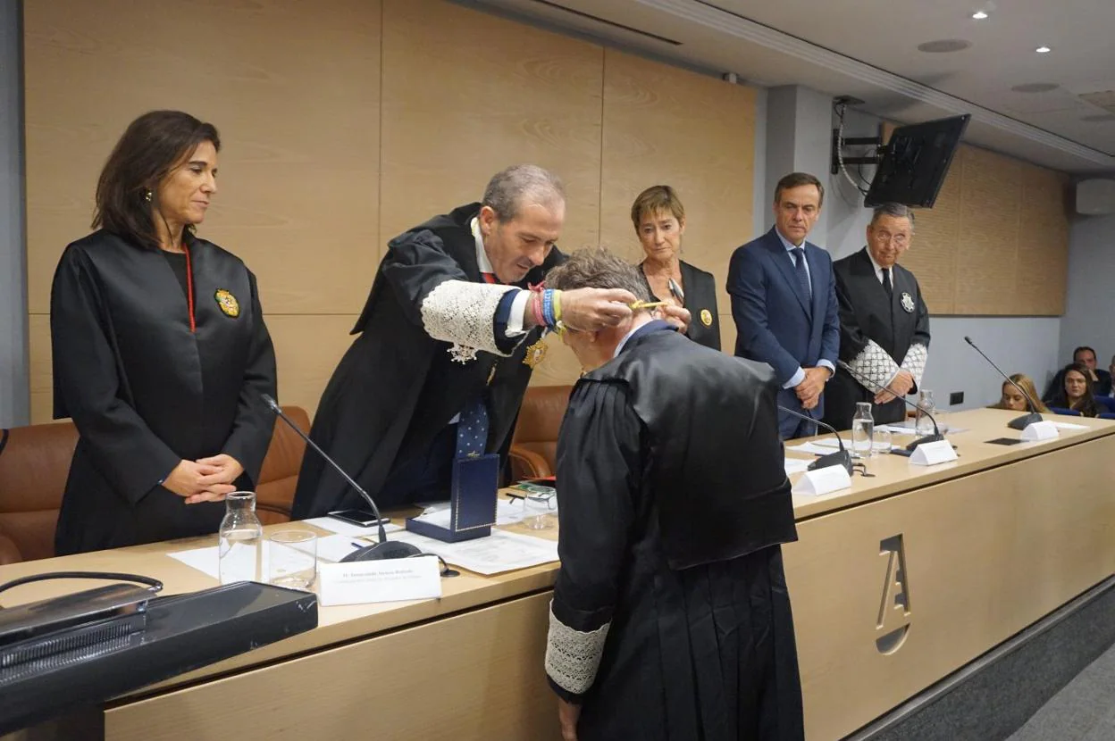 Javier Cremades recibe la Medalla                de Honor del Colegio de Abogados