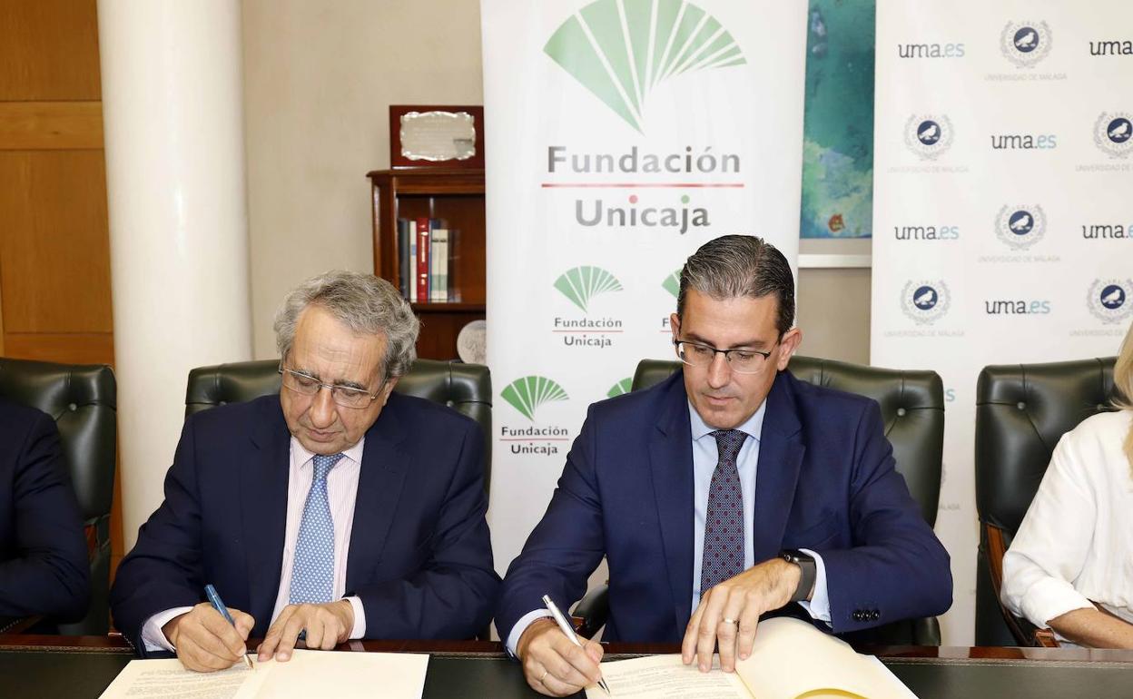 El rector de la Universidad de Málaga, José Ángel Narváez, y el director general de la Fundación Unicaja, Sergio Corral 