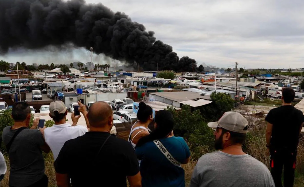 Un gran incendio en el polígono Guadalhorce calcina parte de un aparcamiento