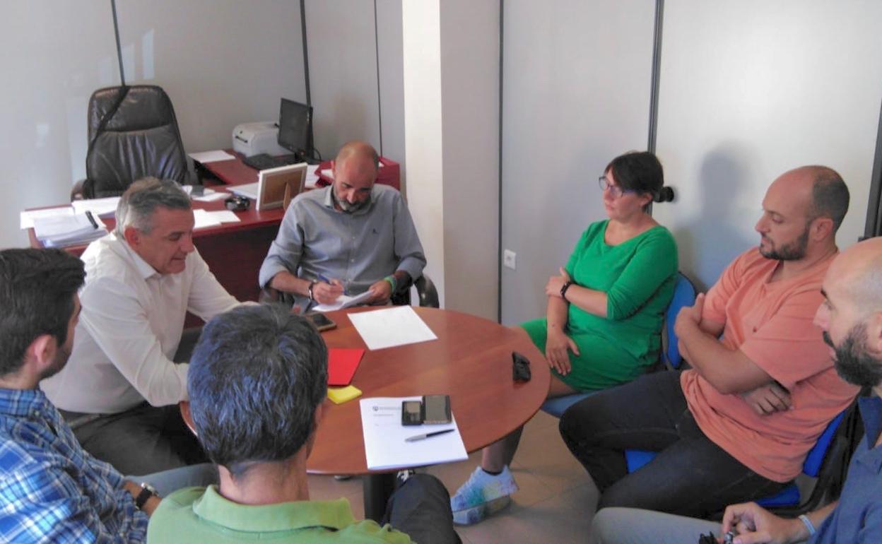 Técnicos, vecinos y el el concejal del Agua, este martes en la reunión. 