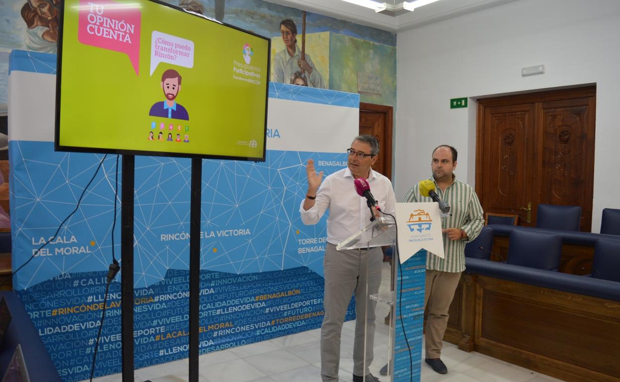 El alcalde y el edil de Participación Ciudadana, en la presentación de la campaña.