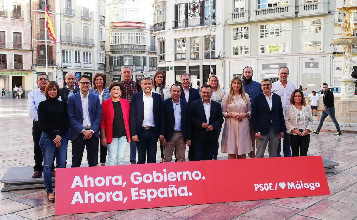 RuizEspejo, en el centro, con los integrantes de la candidatura socialista al Congreso y el Senado.