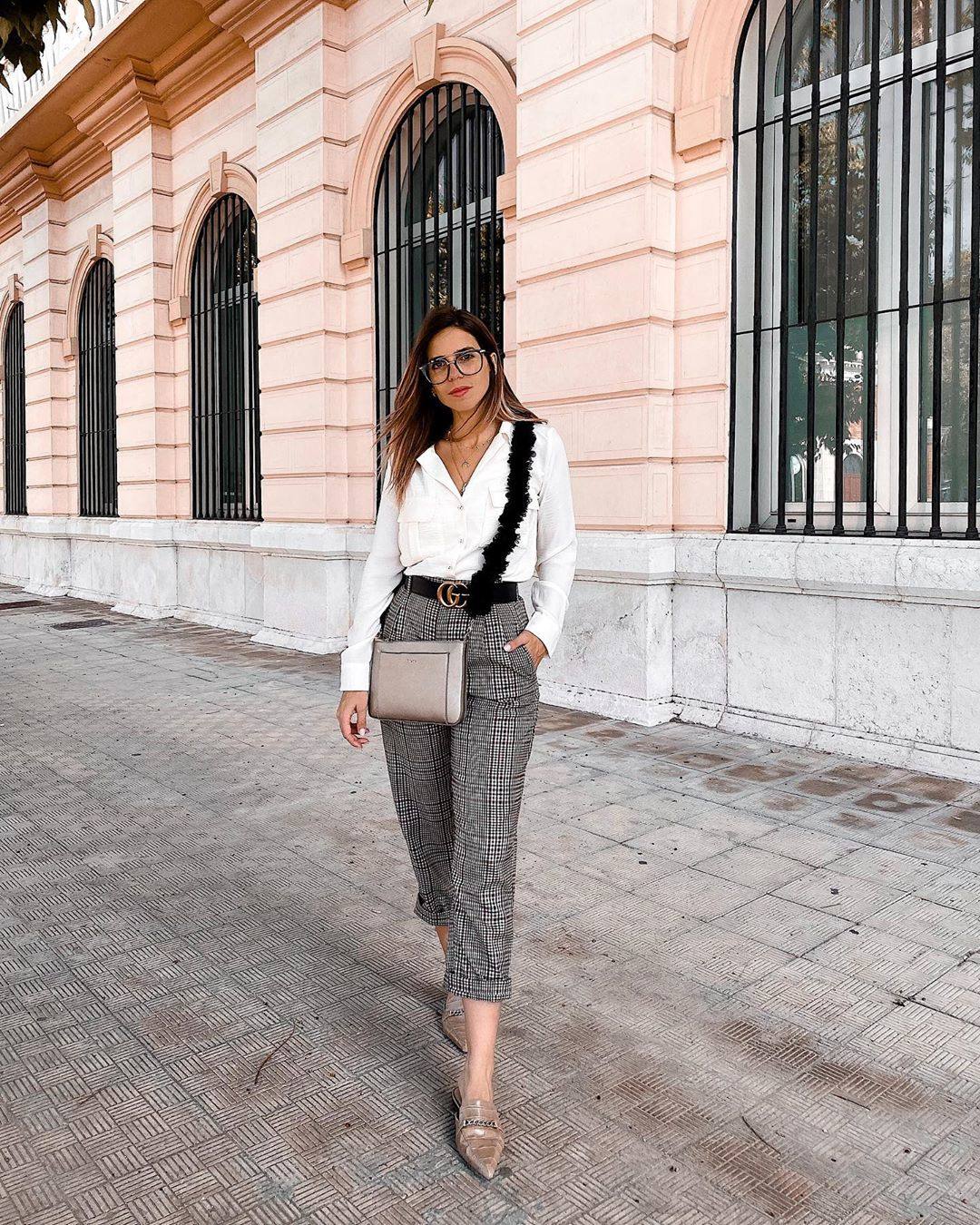 Otro ejemplo de look clásico que funciona: pantalón de cuadros con blusa blanca y mocasines tipo mule. Un bolso llamativo pone la guinda. Copia a la asesora de imagen malagueña @anadebedoya